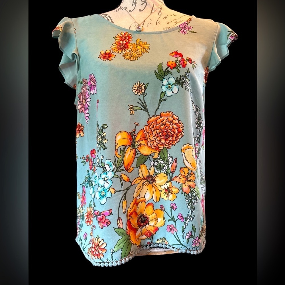 Twine & String- Floral w/ Flutter Sleeve Women's Blouse. Size Medium